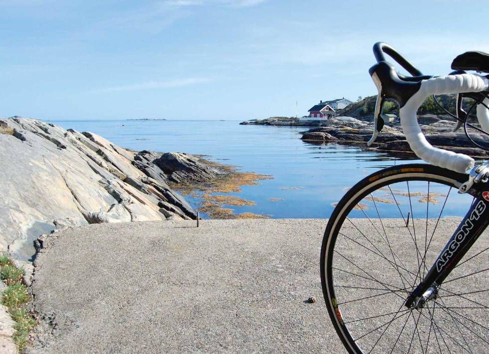 Parker sykkelen og rusle ut på svabergene for et lite bad og en liten piknik i sola... Foto: Torolf Kroglund Sykkel-i-Søgne-Torolf-Kroglund-4