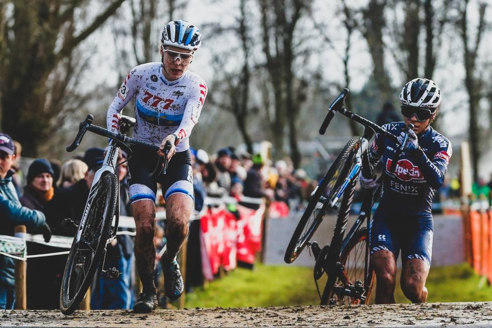 INTENS DUELL: Yara Kastelijn (t.v) og Ceylin carmen del Alvarado har hatt dueller lik Mathieu van der Poel og Wout van Aert. Om kvinneklassen noen gang blir hovedproduktet i et krossritt vet vi ikke ennå. Foto: Cor Vos. sykkel-kvinner-3