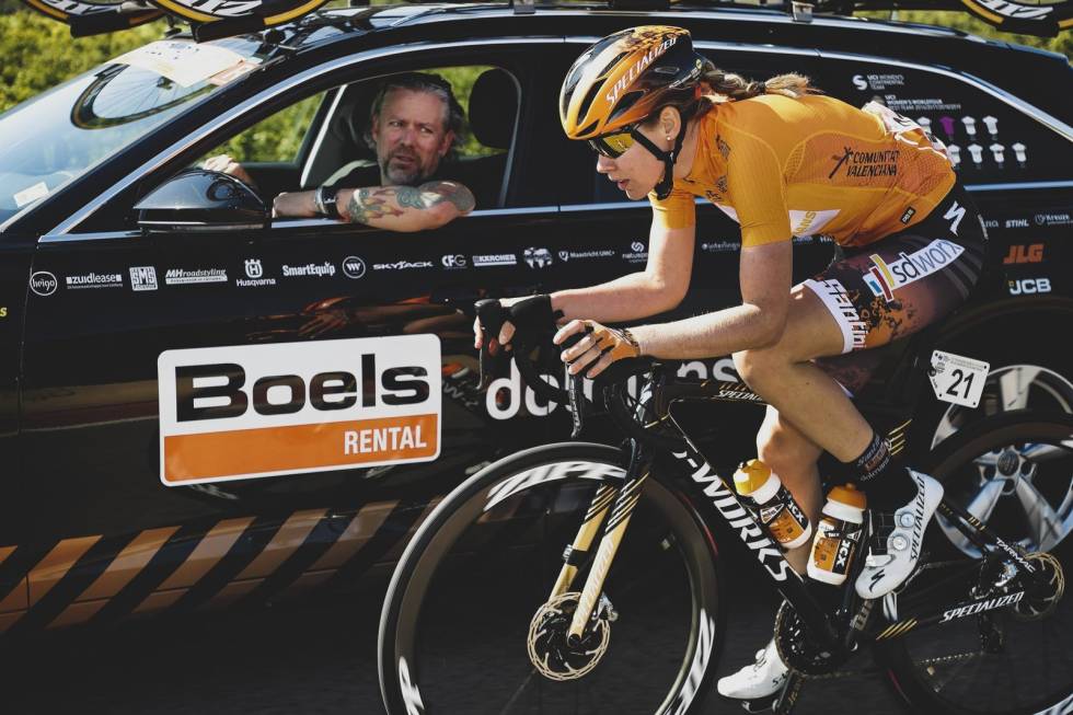 FORTSATT MANNSDOMINERT: Anna van der Breggen, i samtale med sportsdirektøren. Sykling er fortsatt så mannsdominert at det i seg selv vil være krevende å være kvinne i sporten. Foto: Cor Vos. sykkel-kvinner-4
