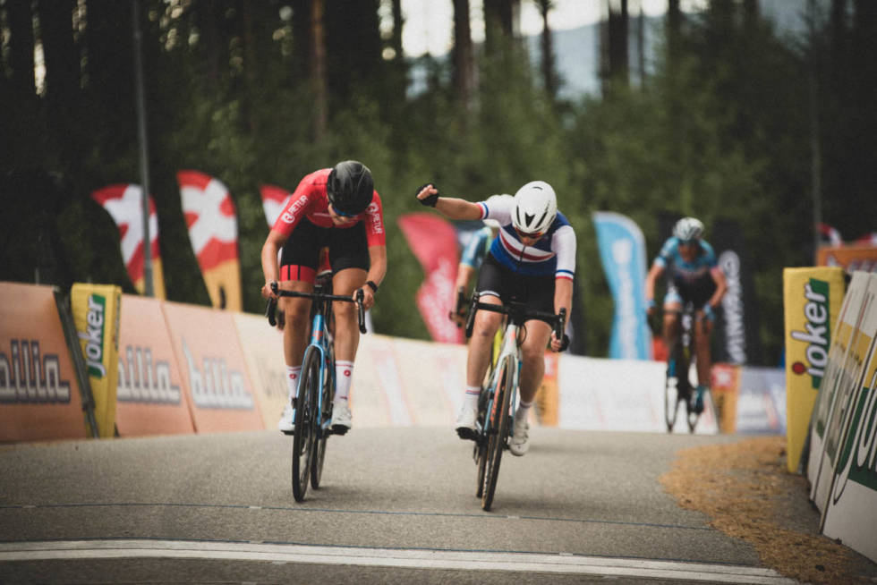 TOK SEIEREN PÅ FORSKUDD: Lystad så ikke Ottestad, og jublet, men måtte etterpå innse nederlaget. Foto: Henrik Alpers sykkel nm 2021 kristiansand 3