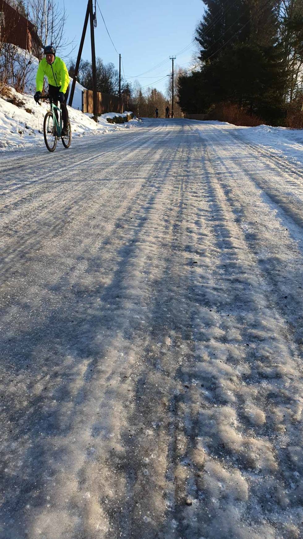 HOLKE: Du må høyere enn 300 meter for stabile snøforhold. Klatringen fra Sørkedalen til Kikut er isete. sykkel nordmarka vinter