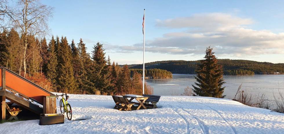 KAFFE: Kikustua er et populært stopp for kaffe og kaker. sykkel nordmarka vinter