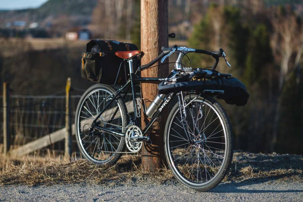 Junior får ansvar for trugene. sykkeltur truger bikepacking