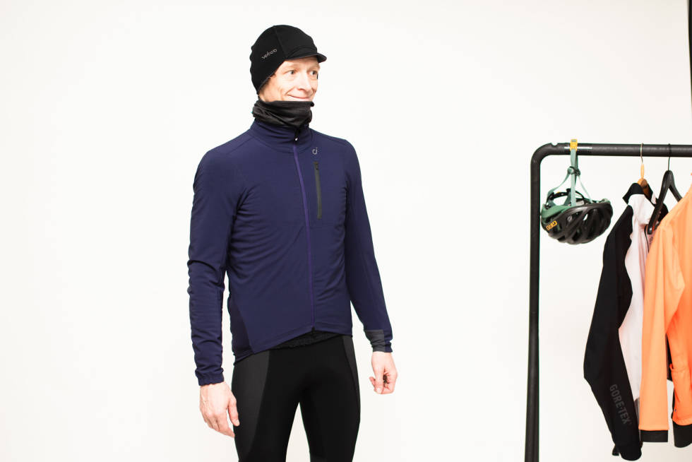 PASSE STRAM: Det er plass til varme klær under jakken, uten at den blir alt for stram. Foto: Henrik Alpers Velocio Signature Softshell-jakke
