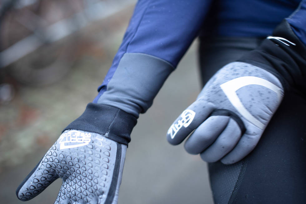 FIN MANSJETT: Ekstra elastisk materiale på undersiden gjør at ermene slutter tett runde håndleddene. Foto: Henrik Alpers Velocio Signature Softshell-jakke