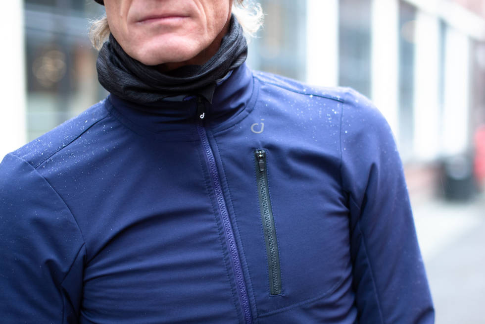 BRYSTLOMME: Det er skikkelig praktisk med en god brystlomme til mobilen. Foto: Henrik Alpers. Velocio Signature Softshell-jakke