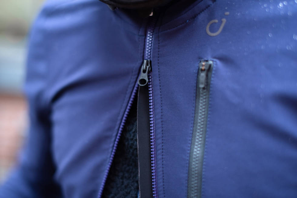 TOVEIS: Glidelåsen kan åpnes også nedenfra. Det gjør det lettere å lufte ut varme. Foto: Henrik Alpers Velocio Signature Softshell-jakke