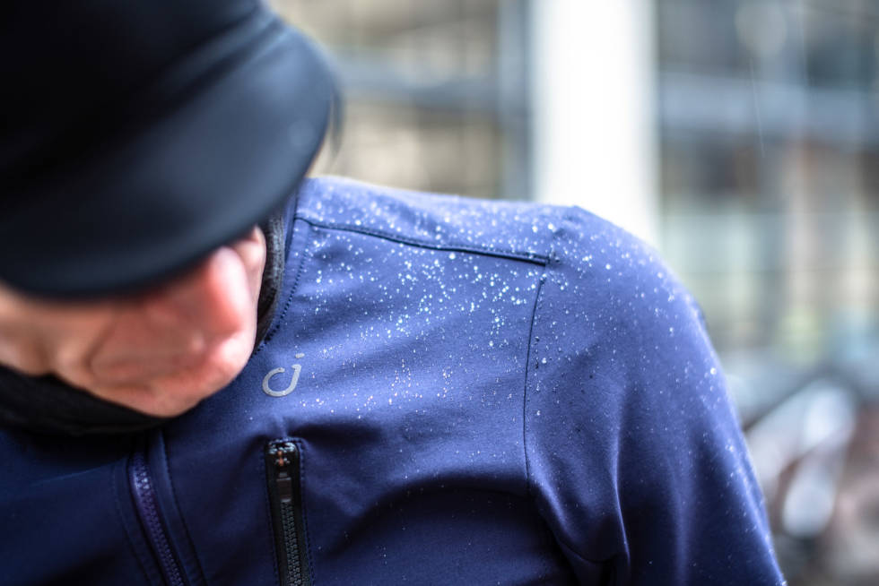 DWR: Durable Water Repellent kalles overflatebehandlingen som gjør at vannet perler seg utenpå jakken. Foto: Henrik Alpers Velocio Signature Softshell-jakke