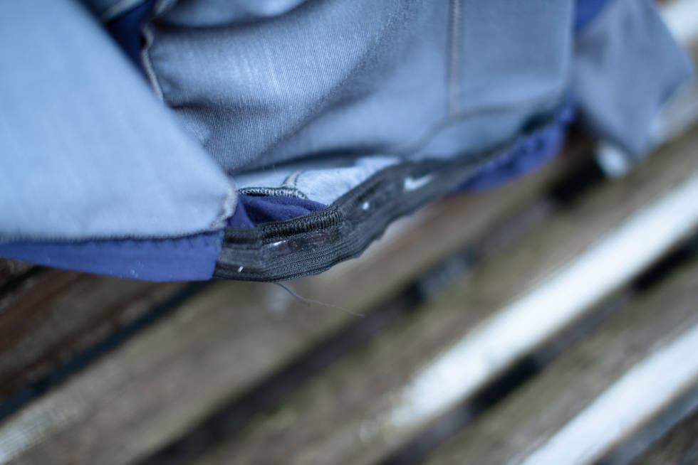 LØSE TRÅDER: Finishen på sømmene kunne vært litt bedre. Løse trådender her og der kler ikke en ellers så eksklusive jakka. Velocio Signature Softshell-jakke