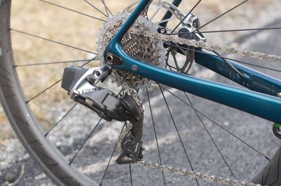 LETT Å FLYTTE PÅ: Løsner du trinsehjulene eller deler kjedet kan du enkelt flytte SRAM trådløse gir fra en sykkel til en annen. Foto: Christian Nerdrum SRAM AXS