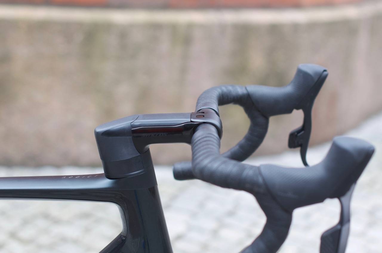 INTEGRERT UTSEENDE: Både styre og stem er løse deler og kan byttes og justeres individuelt. Likevel ser styreoppsettet skikkelig ryddig ut. Scot Addict RC 20 styre
