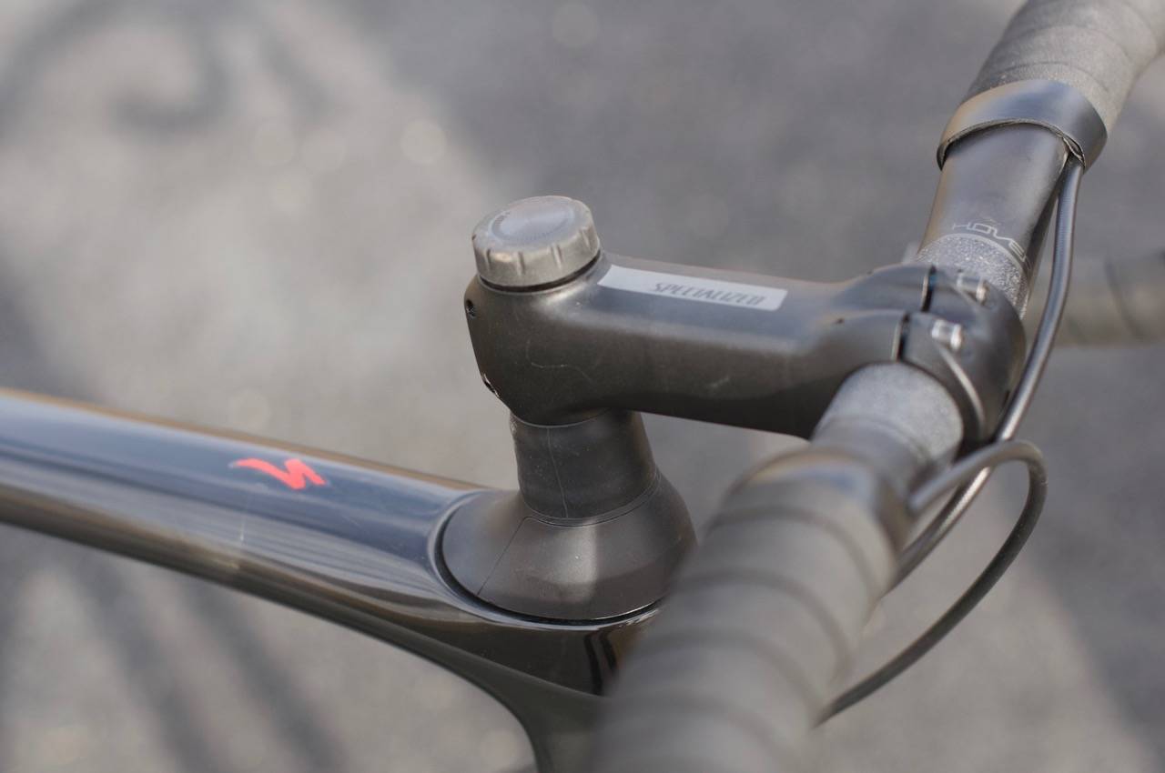 MED LÅS: Under stemen sitter fjæringen. Du kan låse den av med bryteren over stemen. SPECIALIZED ROUBAIX pro styre