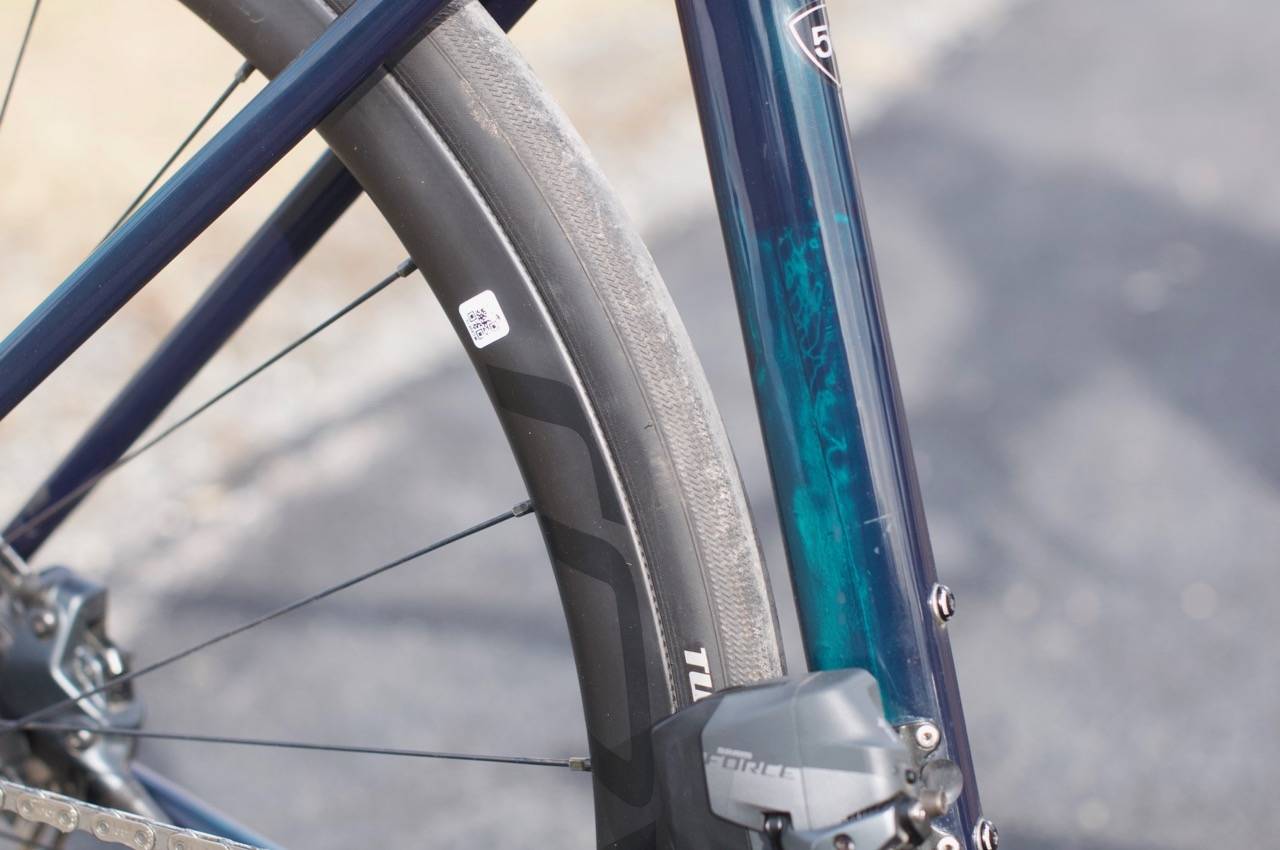 LEKKER LAKK: Specialized Roubaix Pro har en lakk med lekkert fargespill i solskinn. SPECIALIZED ROUBAIX pro fargespill