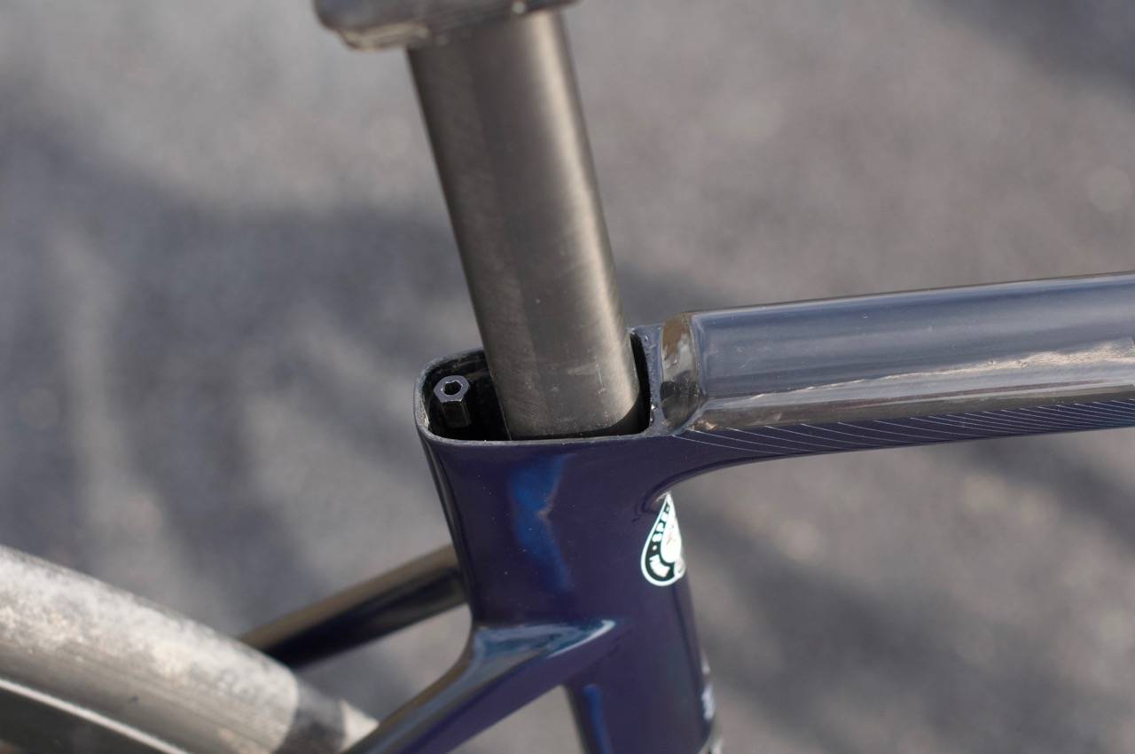 DYPT I RAMMEN: Setepinnen klemmes fast lange nedi rammen for å tillate ekstra fleks. SPECIALIZED ROUBAIX pro setepinneklemme