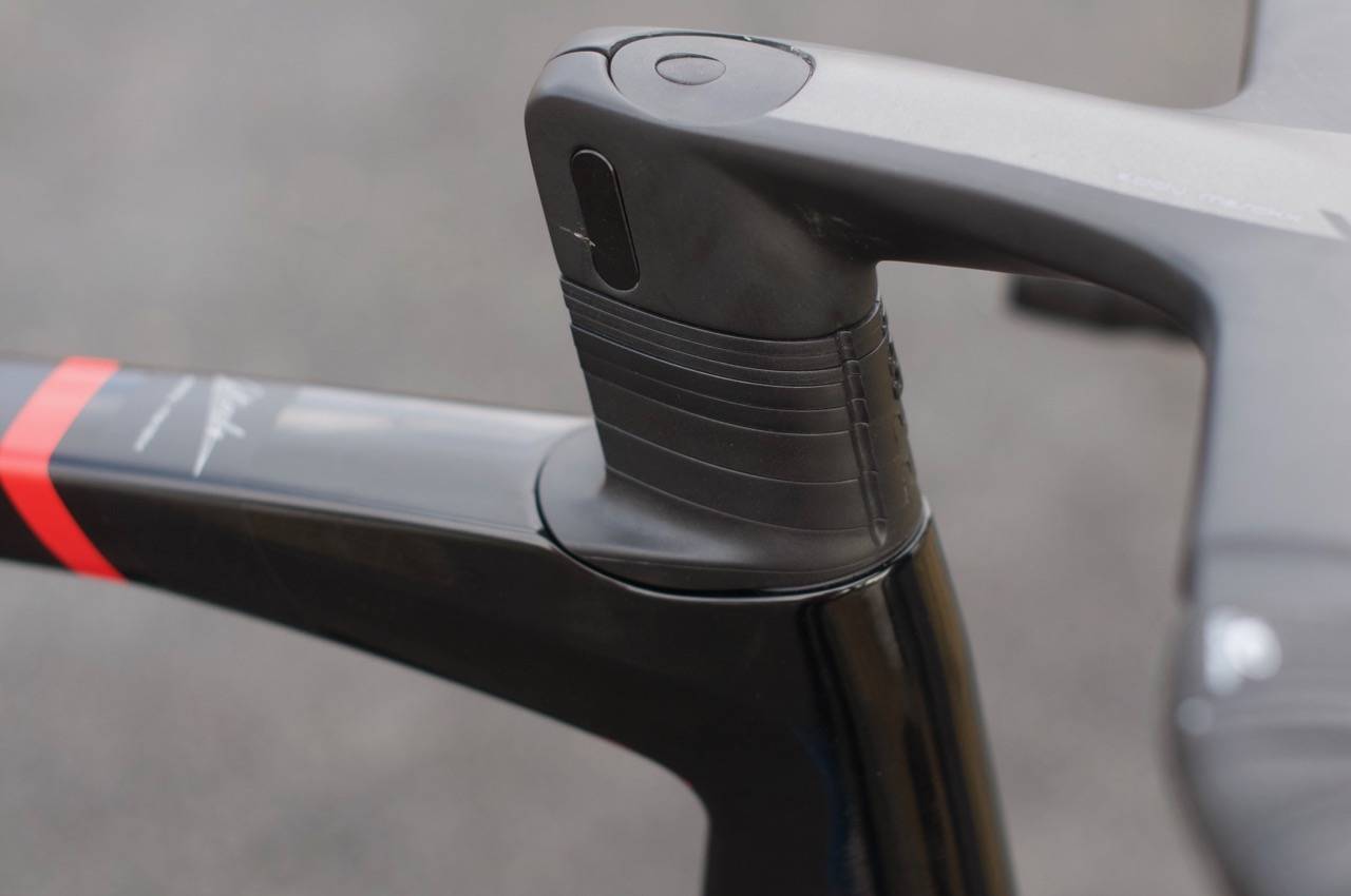 SØMLØST: Stemen på Eddy Merckx 525 skjuler vaiere og bremseslanger på en elegant måte. Integrert styre på Eddy Merckx 525