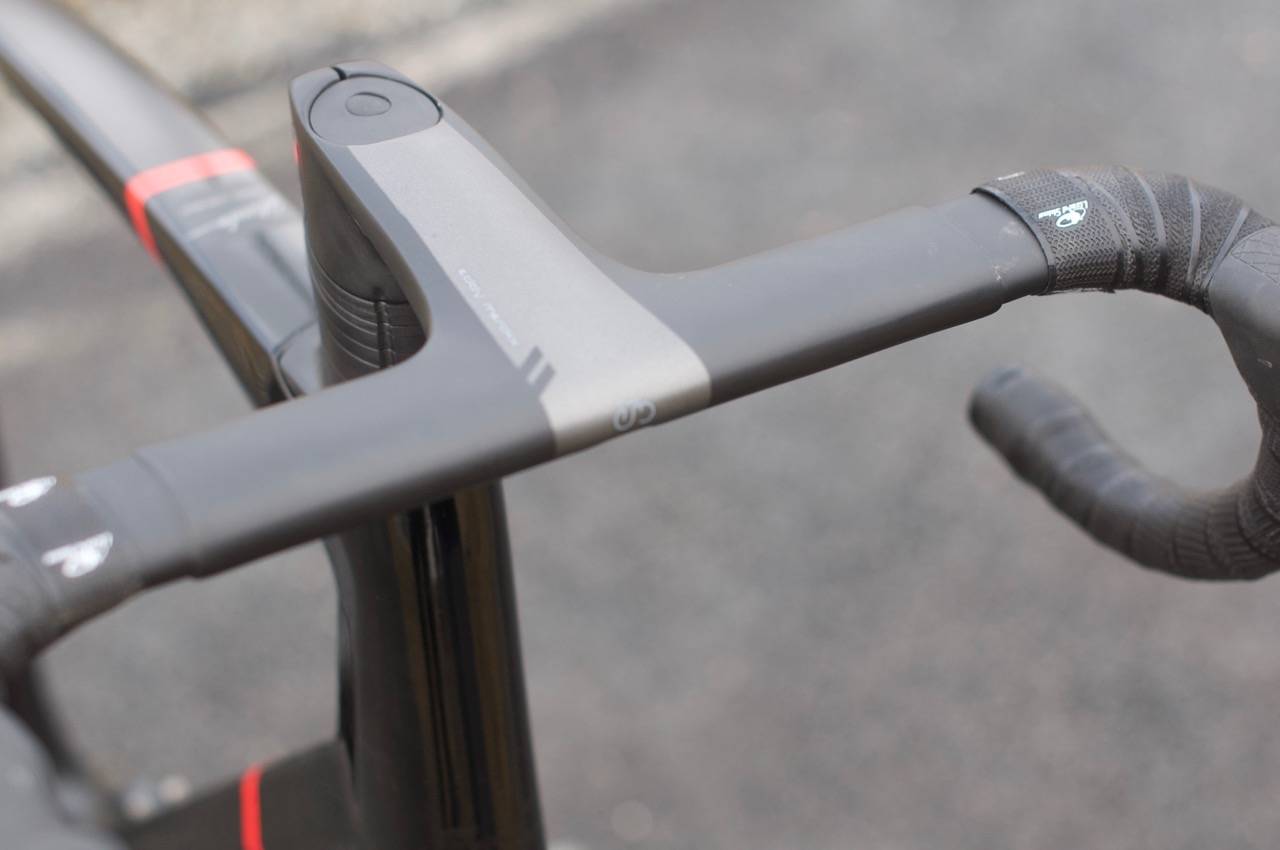 HELINTEGRERT: Styret på Eddy Merckx 525 har en fin fasong, men du kan ikke justere vinkel, eller bytte stemlengde. Integrert styre på Eddy Merckx 525