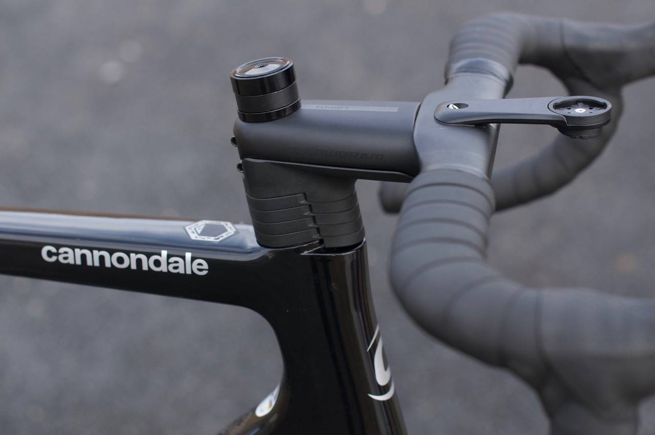 GJEMT UNNA: Vaiere og bremseslanger går gjennom styre og stem og ned i rammen foran styrelageret. Dette begrenser styreutslaget, samt skrangler litt under sykling. Cannondale Supersix EVO styreoppsett