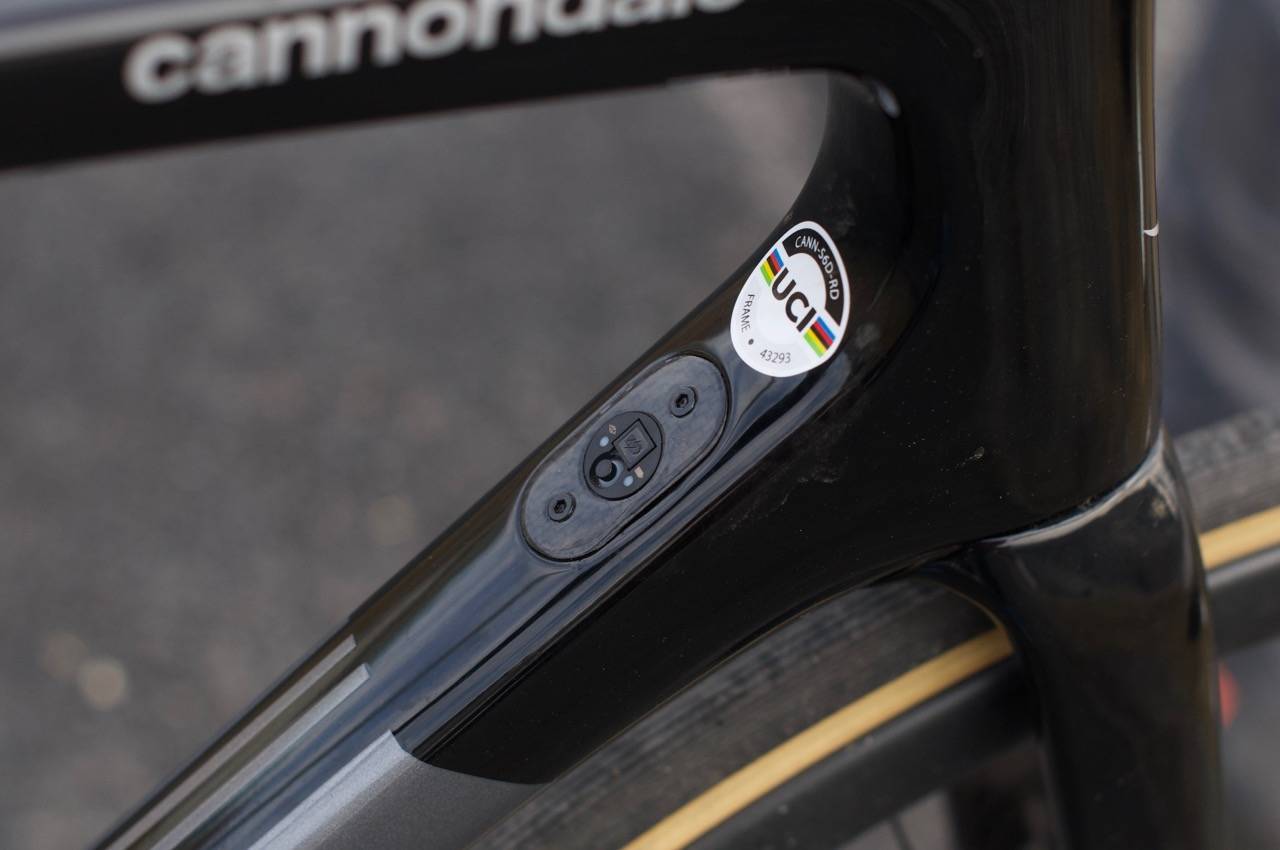 LETT TILGJENGELIG: Ladeporten og justeringsknappen til Di2-girene er lett tilgjengelig øverst på underrøret. Cannondale Supersix EVO Di2-kobling