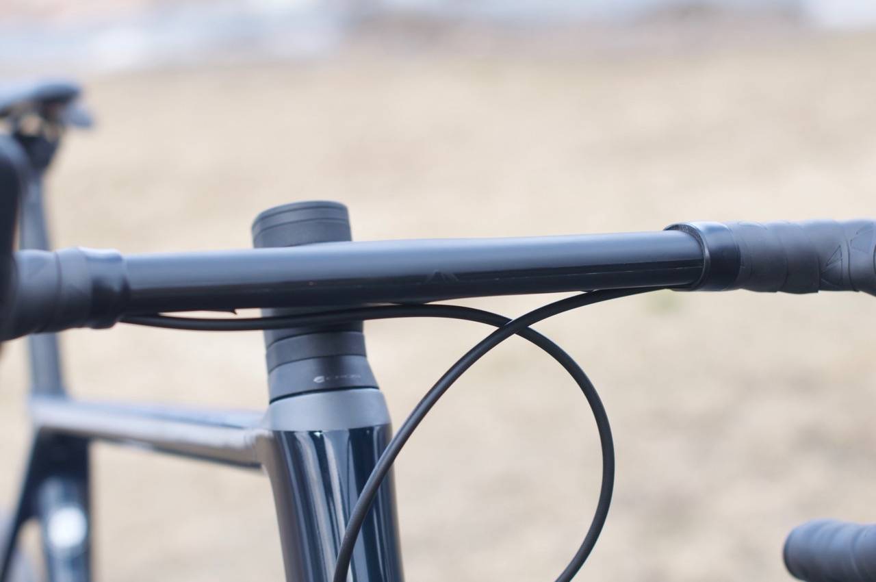 AEROSTYRE: Canyon var en av de første som leverte sykler med styre og stem i en del. Stilig, men ikke helt netthandelvennlig. Canyon Ultimate Aero-styre