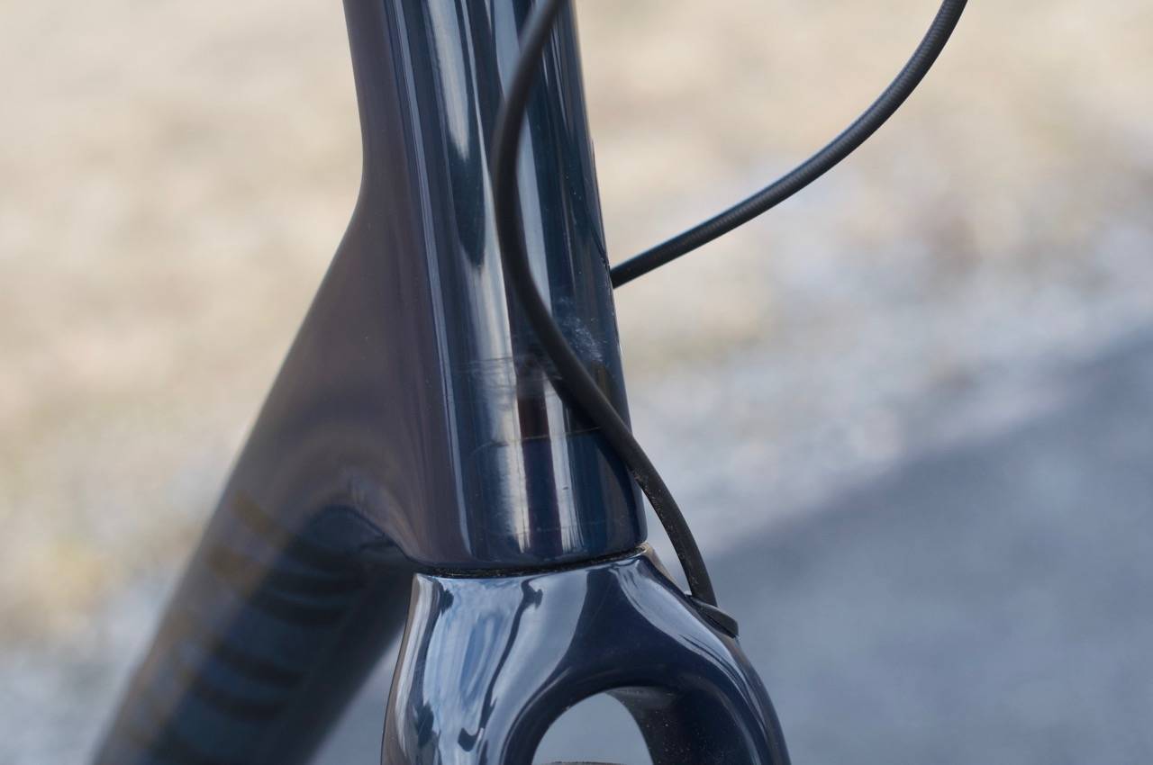 GNISSING: Bremseslangene på Canyon Ultimate gnisser litt på styrerøret. Plassér litt beskyttelsesteip her. Canyon Ultimate CF SLX