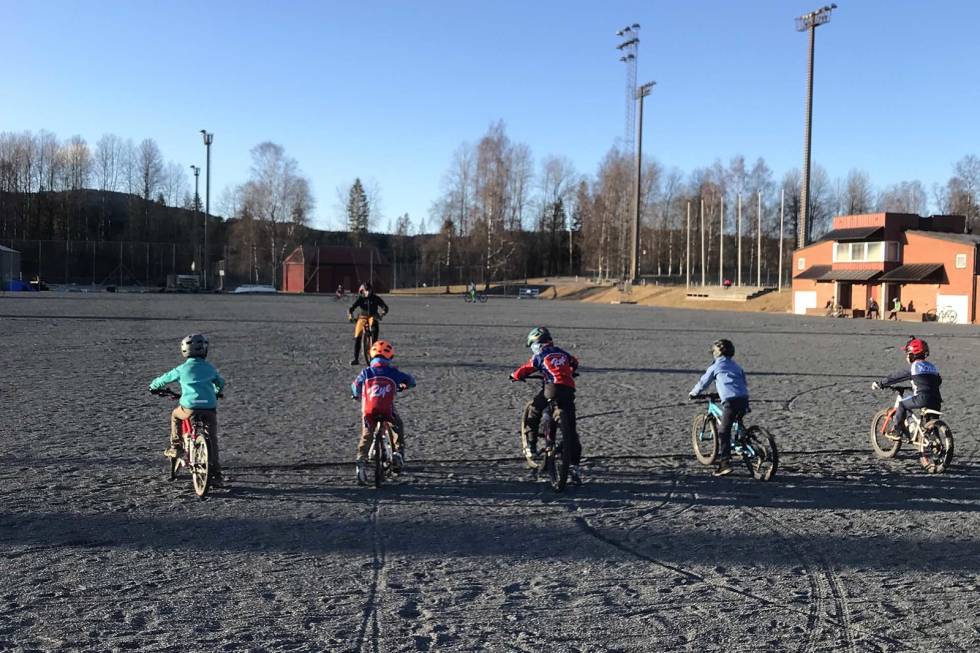 FREMTIDENS SYKLISTER: Ser vi en spirende sykkelstjerne i denne forsamlingen? Foto: SK Rye sykkeltrening barn oslo klubb rye