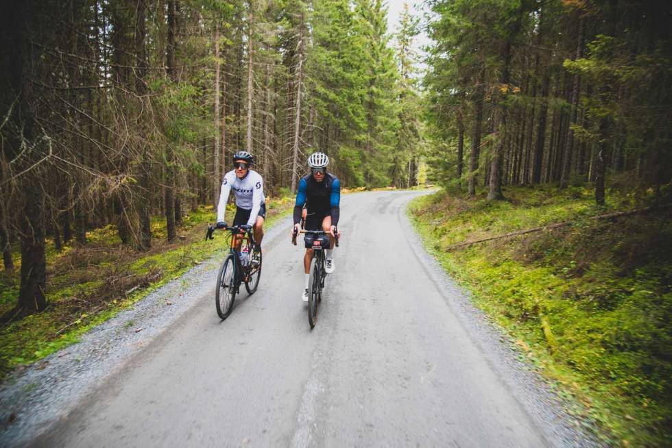 SISTE DØDARE: Denne bakken er mye brattere enn det ser ut som på bildet. Like fullt, Alex og Simen tar Bratholtvegen lett som bare det. Sykkeltur-Gjøvik-Oslo-på-grus-10
