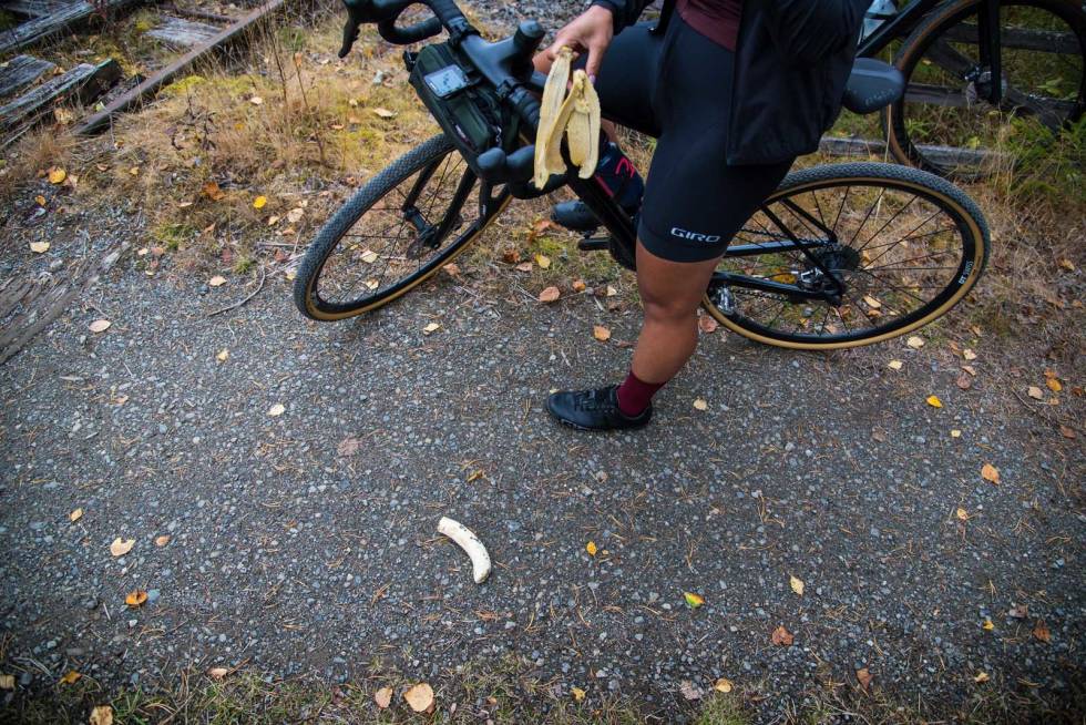 BANANA SPLIT: Caroline fulgte opp skoene til artikkelforfatteren med å kaste bananen i bakken. Sykkeltur-Gjøvik-Oslo-på-grus-7