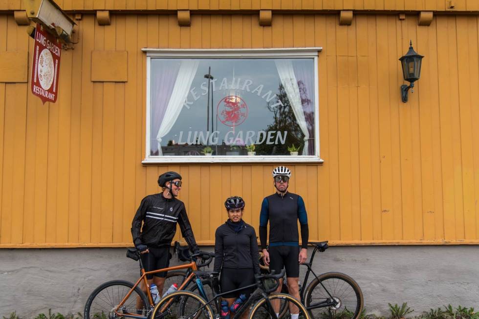 BANANA SPLIT #2: Lung Garden på Brandbu har alt av norsk kinamat på menyen, inkludert banana split. Sykkeltur-Gjøvik-Oslo-på-grus-8