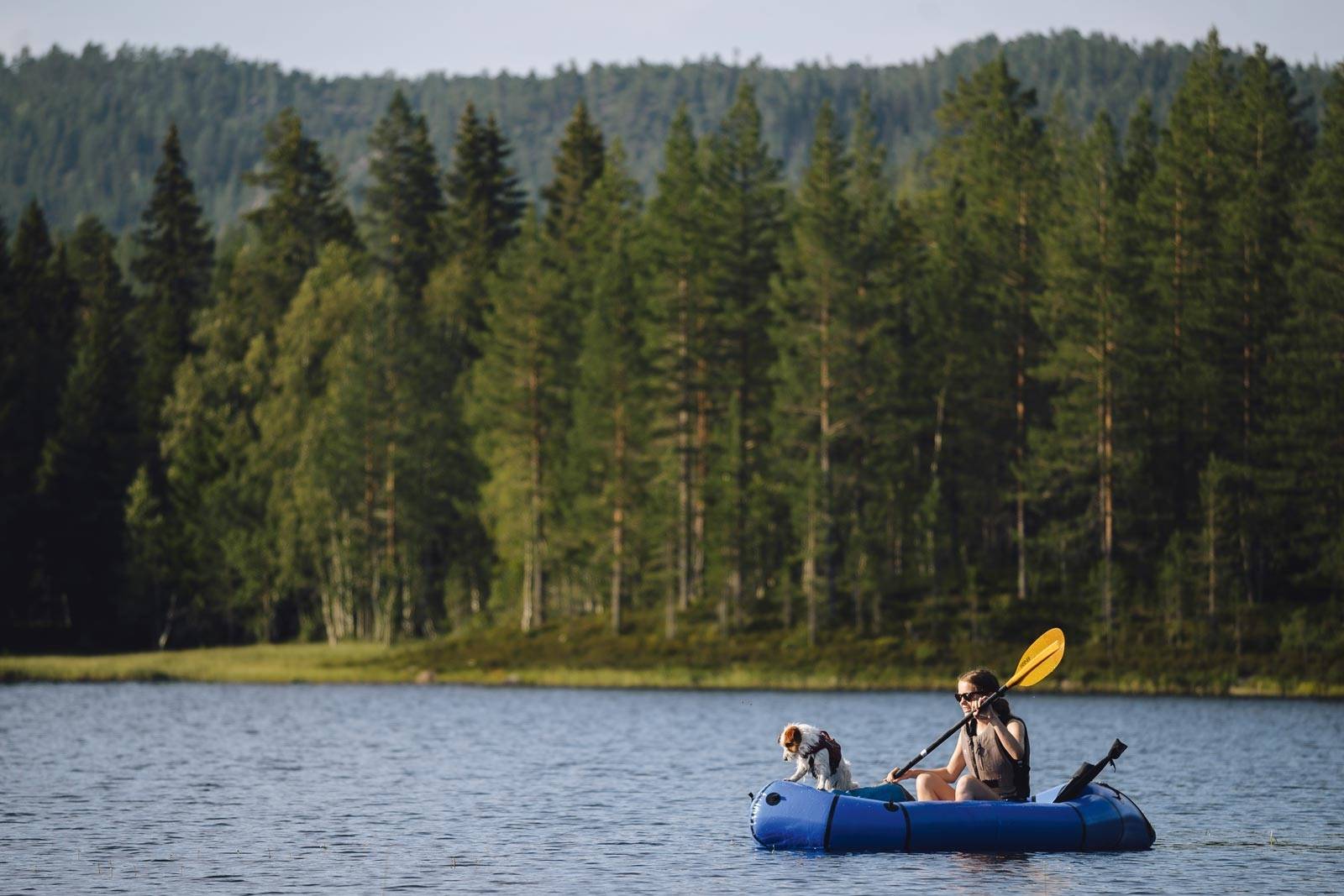 BÅTLIV: Det som framstod som en tåpelig ide i motbakken, viste seg å være helt rett så snart vi fikk båt og kaptein på vannet. Sykkeltur-med-packraft-til-Fossvannet-4