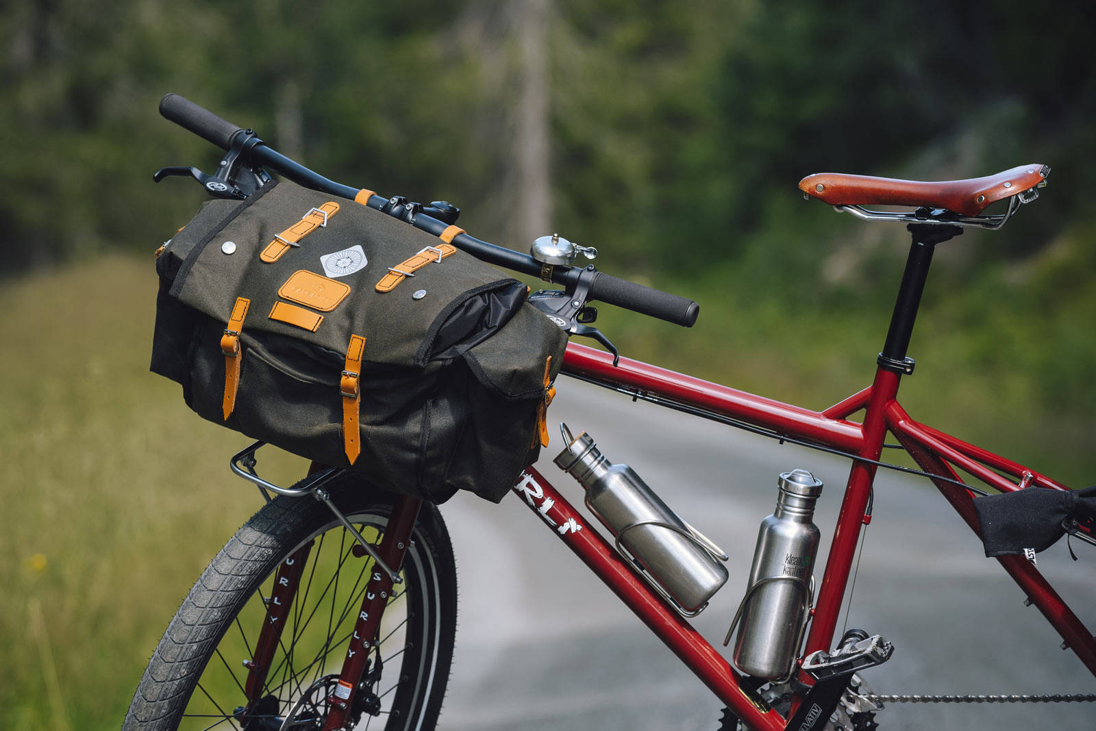 PAKKESEL: En stor seteveske plassert på styret gir rom for enda mer utstyr. Sykkeltur-med-packraft-til-Fossvannet-6