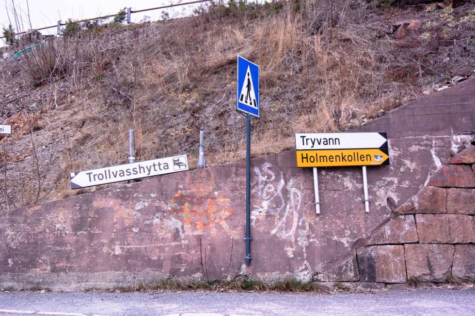 FØLG SKILTENE: Eller syklistene. Sykler du klassiske Tryvann er du IKKE alene. tryvann