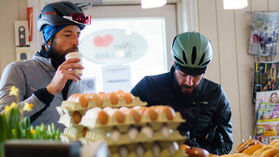 KAFFEPAUSE: På landhandelen i Sørkedalen får du både god kaffe og gode egg. sykkel nordmarka vinter