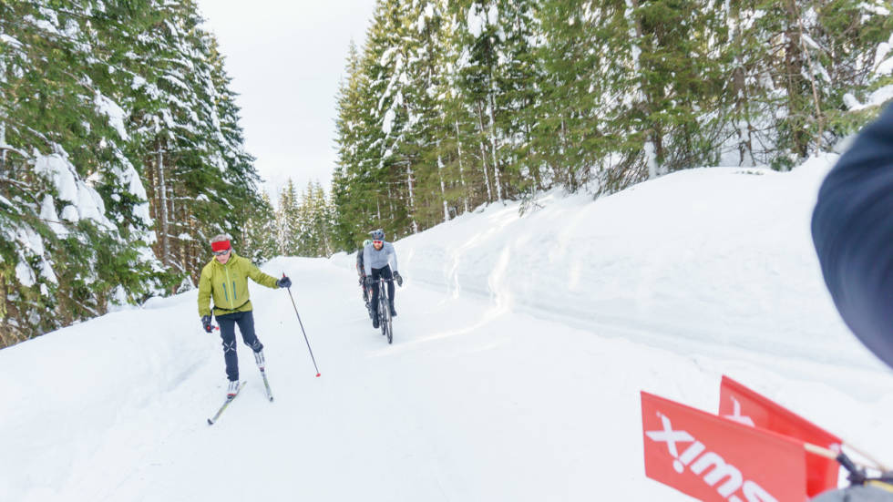 SIDE OM SIDE: Enkelte steder går skiløypene langs de brøytede veien. sykkel nordmarka vinter