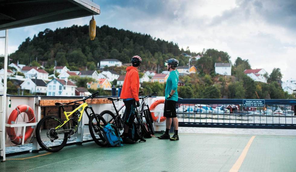 SYKKEL PÅ FERGA: Når ferga legger til kai på Skåtøy i Kragerø, tar det ikke mange meter før vi er inne på sti. Foto: Kristoffer H. Kippernes sykkel på ferge