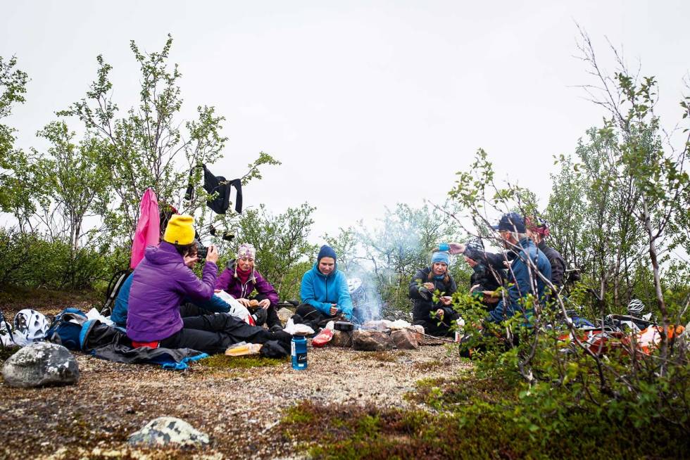 Båltid: Det er viktig å ta seg tid til bålkosen og den gode praten. Og sende noen røyksignaler kanskje. Sykling-på-Finnmarksvidda-2