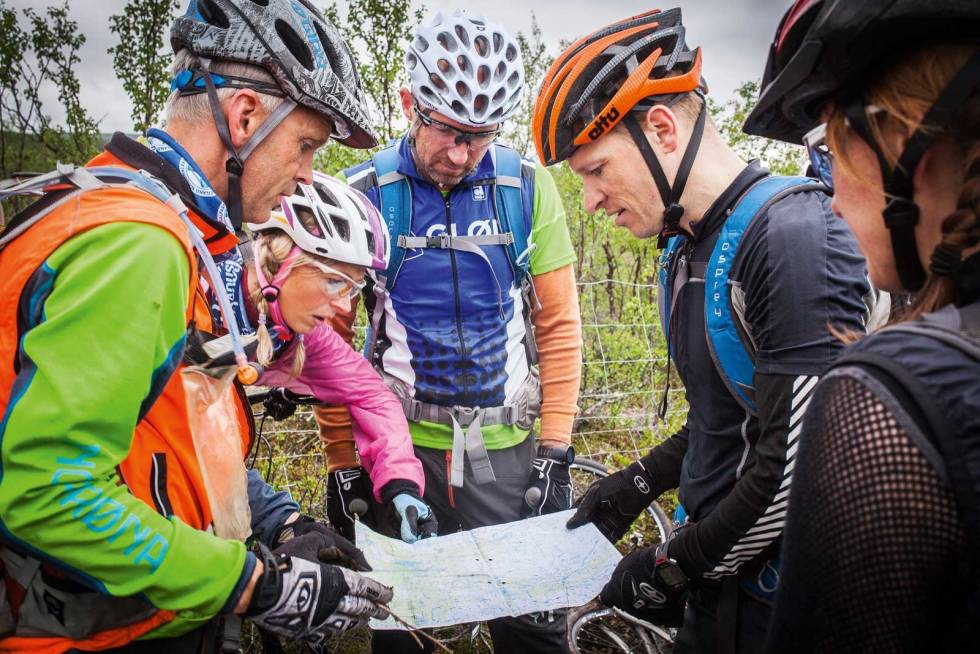 Kartstudier: Bjørn Michaelsen, Camilla Strand, Trygve Nygård og Kyrre Berg sjekker at kart og GPS sier vi er der vi bør være. Sykling-på-Finnmarksvidda-3
