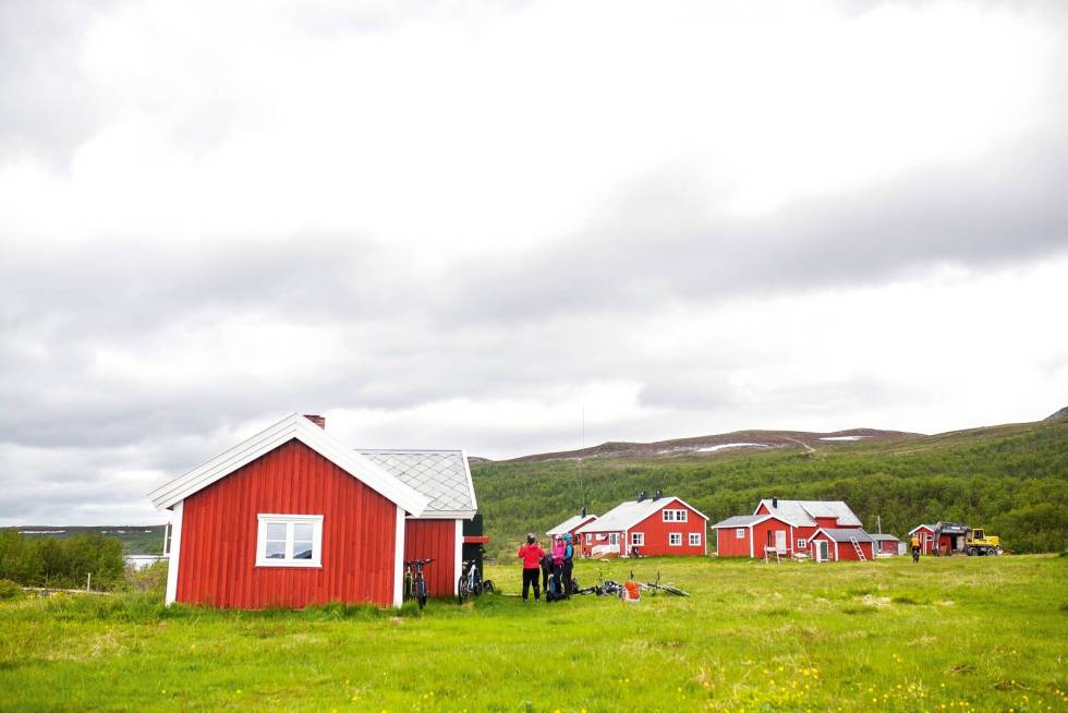 Viddebesøk: På Jotka fjellstue kommer vi til ferdig middag og badstue. Kroppen får en hvil og protesterer høylytt mot sykling dagen etter. Sykling-på-Finnmarksvidda-4