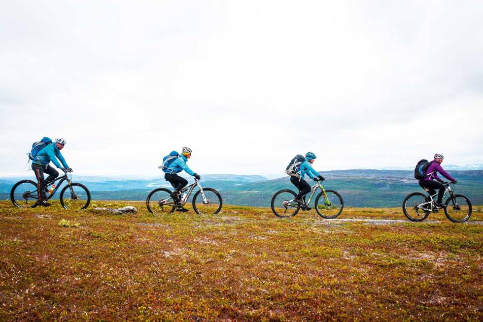 Lang, lang rekke: På Finnmarksvidda er utsikten stor, og mulighetene for sykling nærmest uendelige. Sykling-på-Finnmarksvidda-5