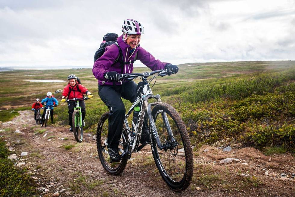 Motbakketråkk: Camilla Strand er like blid om bakken går oppover eller nedover. Det er ikke så mange av dem, men de motbakkene vi finner er seige. Sykling-på-Finnmarksvidda-6
