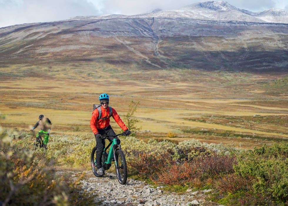 HØSTSYKLING: Bildet er fra stisykling ved Gjendesheim. Foto: Fjellfilm elsykkel gjendesheim fjellfilm