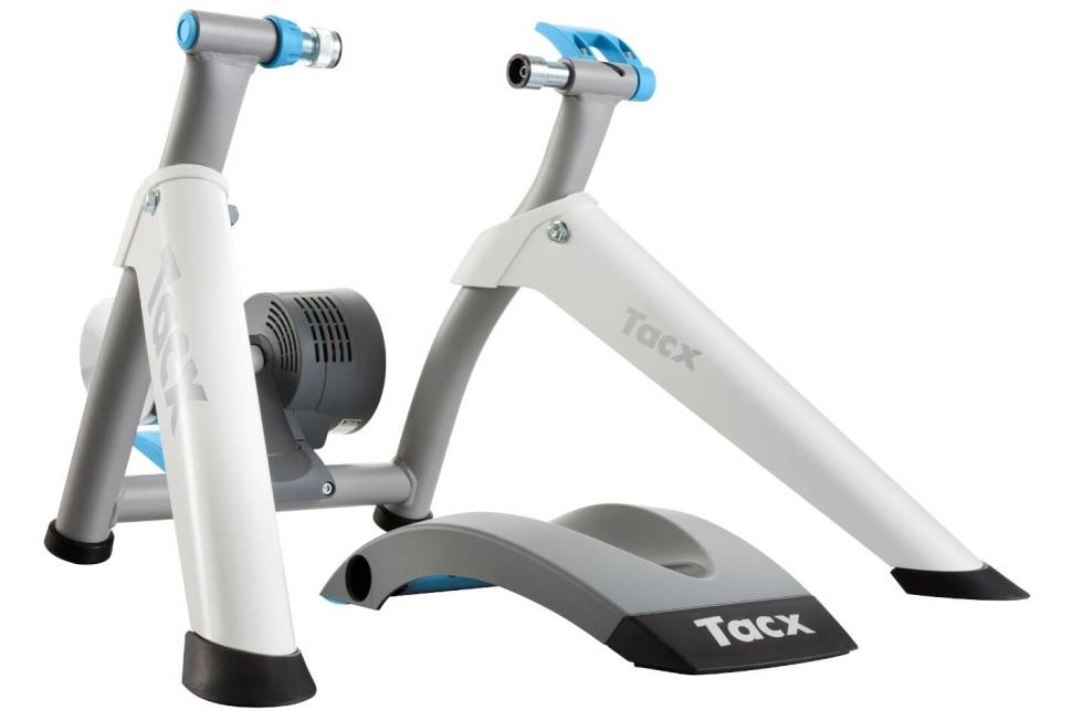 INTERAKTIV RULLE: Hakket mer sofistikert enn en analog rulle. tacx flow smart rulle, zwift, billig
