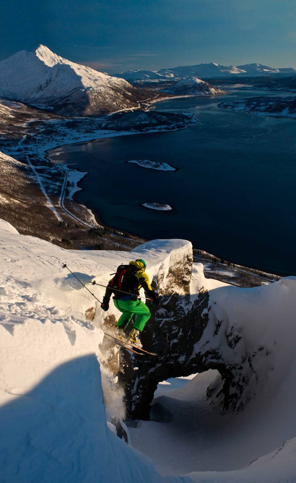 Anders Mordal dropper inn i tunellen med Kongsvika, Tjeldsundet og Sætertinden i bakgrunnen. Foto: Fred Åge Hol Taraldsviktinden-Tjeldsund-4