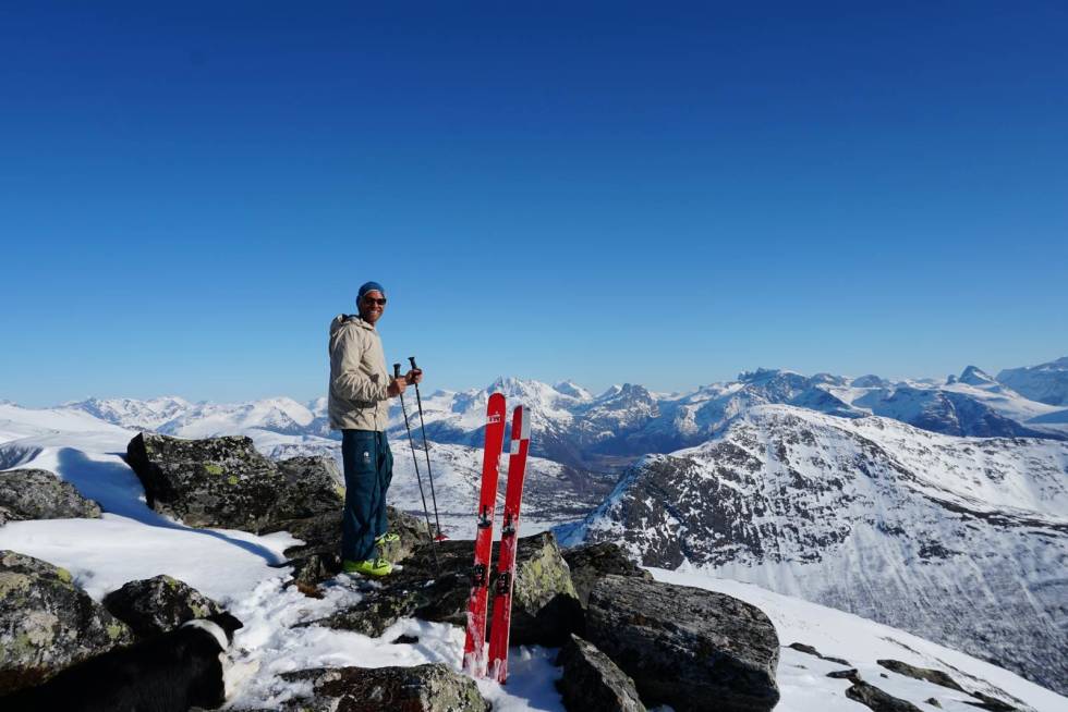 Fra toppen av Tarløysa har du fantastisk utsikt. Både utover mot kysten og som her, innover mot de kjente Romsdalsfjella. Foto: Halvor Hagen Tarløysa-Toppturer-i-Romsdalen-3