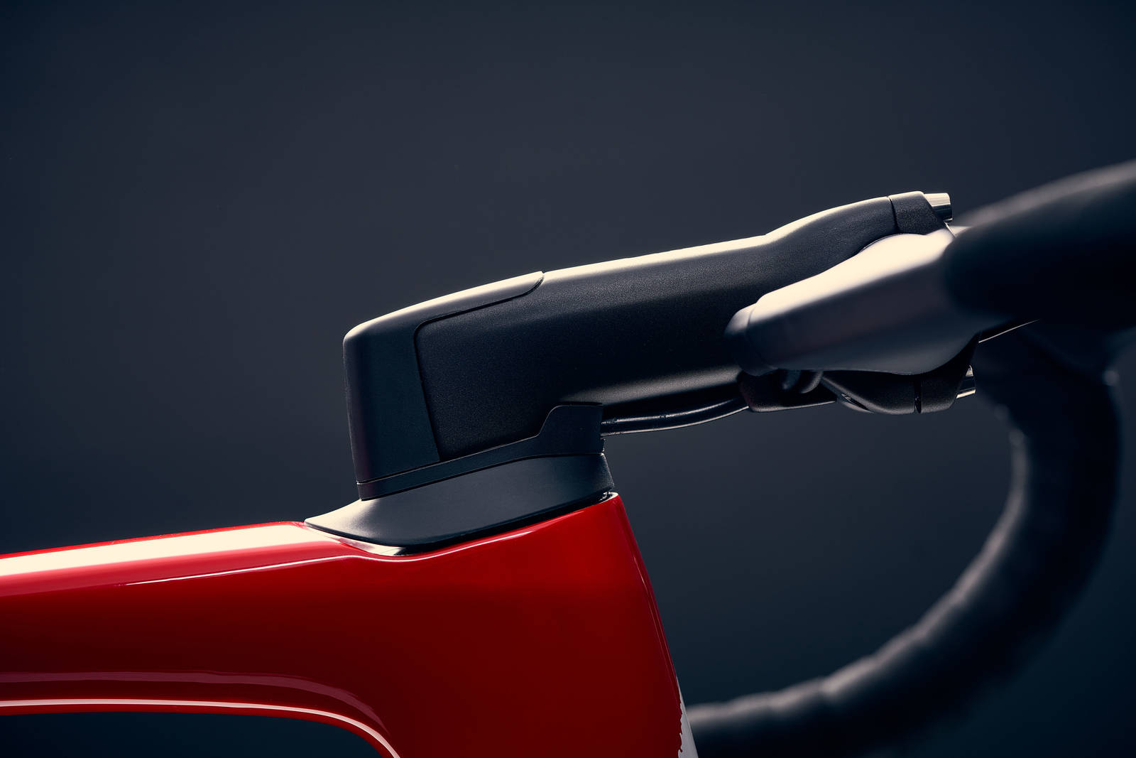 LAVT NOK: Den integrerte stemen kommer med forskjellige lokk avhengig av om du bruker DI2, eTap, eller mekaniske gir. Tarmac SL7 Stem fra siden