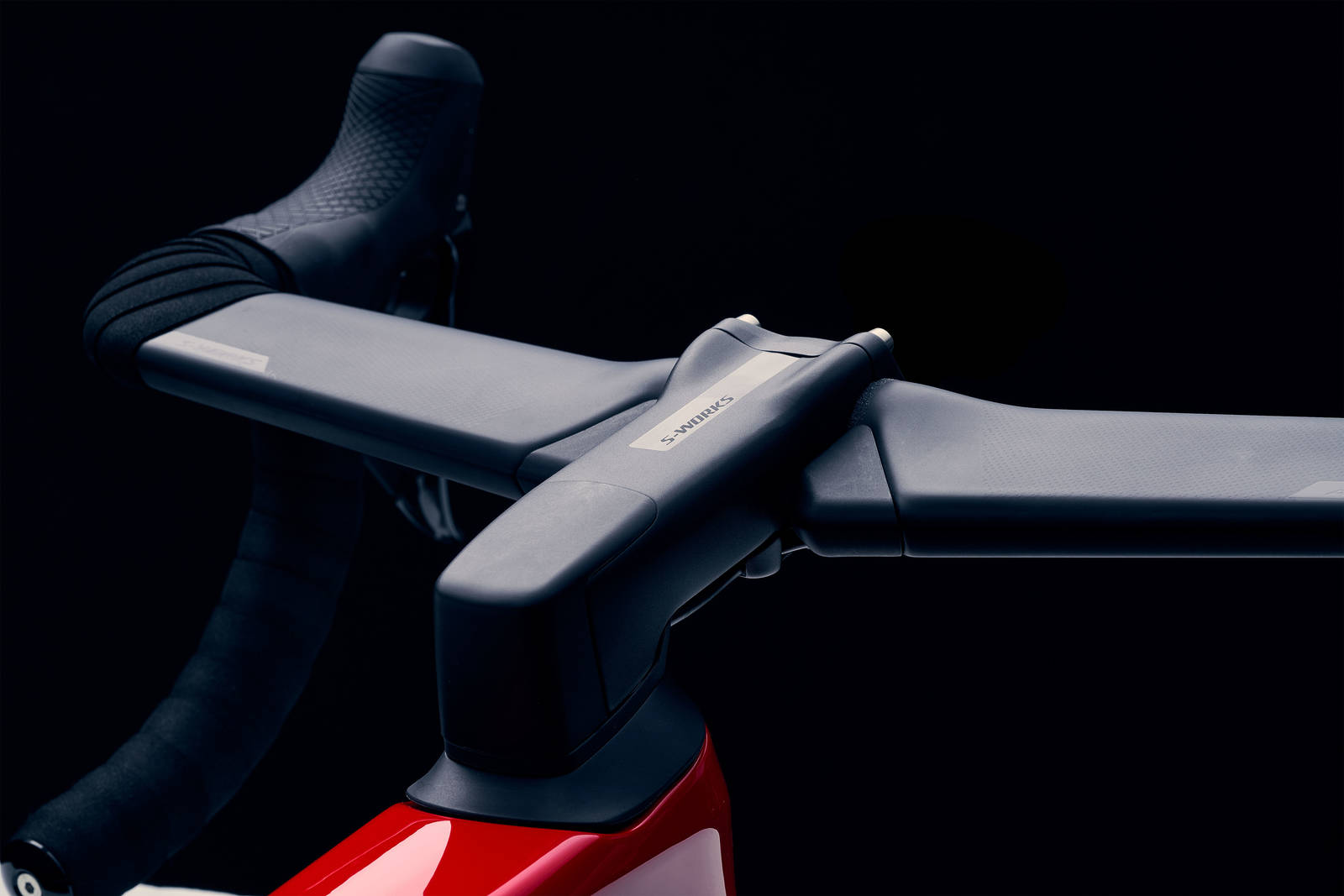 NESTEN INTEGRERT: Aerofly II-styret er det samme som på Venge. Stemen er ny for Tarmac SL7. Styret fra Venge
