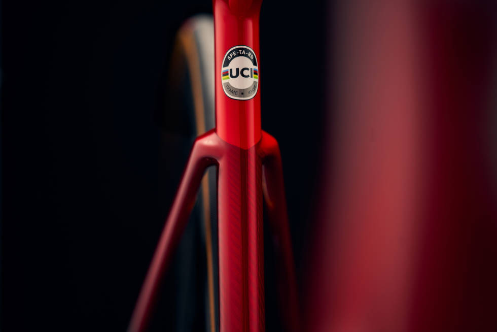 GODKJENT: UCI godkjenner alle nye rammer for rittbruk. Tarmac SL7 er godkjent og akkurat tung nok til å være lovlig. UCI-godkjent klistremerke på Tarmac SL7