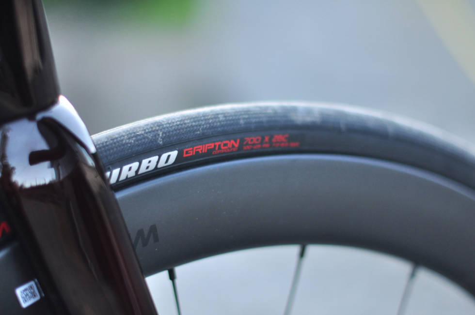 GODE DEKK: Specialized S-Works Turbo er veldig gode dekk. I 26 mm er de komfortable og gripevillige, men altså kun med slanger. Specialized Tarmac SL7