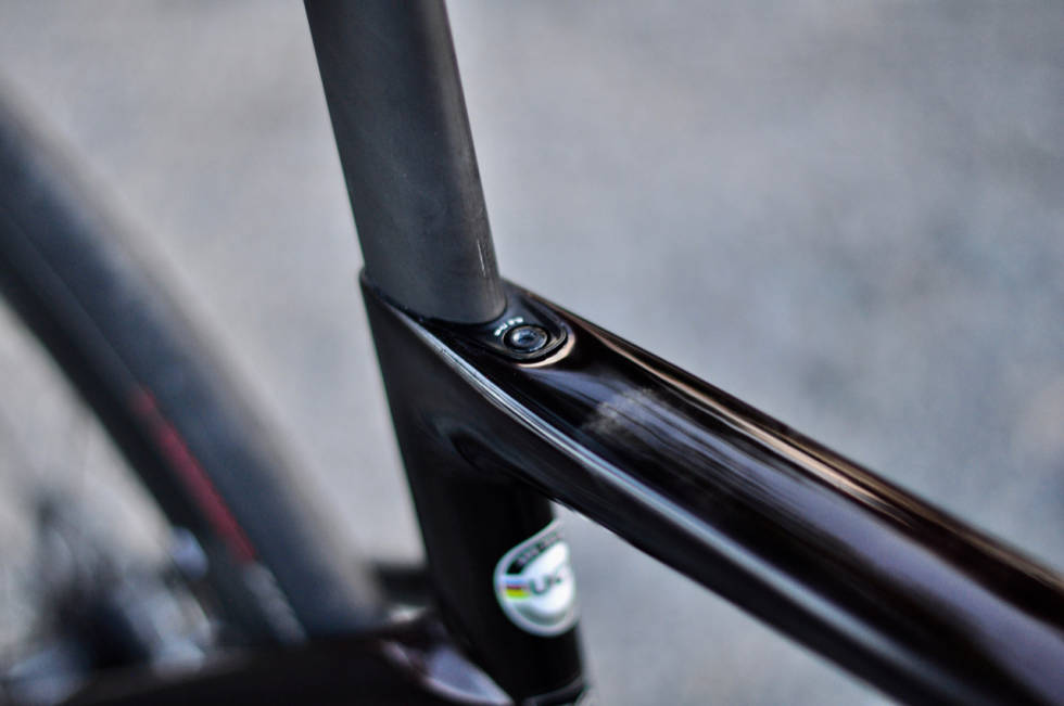 FUNKSJONELL: Setepinneklemmen fungerer med en kile i overrøret. Skruehodet flukter fint med overrøret uten bruk av irriterende gummideksel. Specialized Tarmac SL7