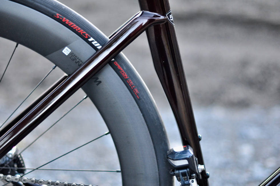 FLEKSPUNKT: Det flatklemte seterøret gir ikke bare plass til bakdekket. Det øker også muligheten til fleks i seterøret. Specialized Tarmac SL7