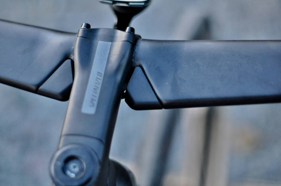 PYNTELISTER: De små plastbitene inn mot stemen dekker over girledninger og bremseslanger. Specialized Tarmac SL7
